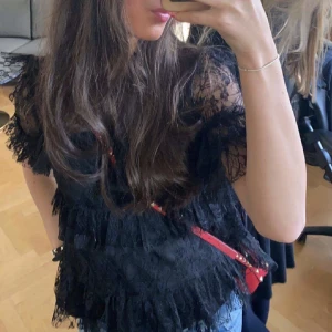 Svart by malina blus❤️❤️ - Säljer Denver superrr snygga toppen från by malina i färgen svart💕den är knappt använd och i väldigt bra skick den är k stolek xs men passar både s,m me! Den är köpt för 1600kr,jag säljer denna tröja dör minst (start) 700 så mycket bra pris!!!