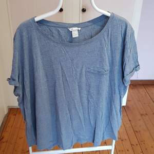 Grå-blå t-shirt, blus. Storlek XL