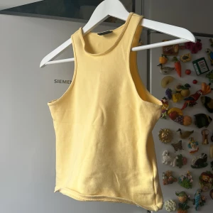 Gult linne  - Stretchigt gult linne från Gina Tricot med tight passform   Använd ca två gånger men är helt utan skador eller fläckar   95% bomull  5% elastan 