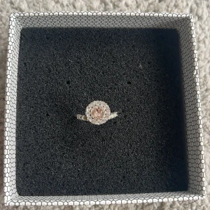 Lily and rose ring - Lily and rose ring. Saknar två diamanter på sidan 