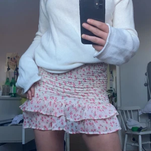 Blommig sommarkjol - Supersöt sommarkjol i storlek M från Bik Bok, passar även S. Endast använd 1 gång. Kjolen är i nyskick. Nypris 200 kr