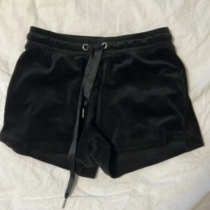 Svarta mjukisshorts  - Säljer då de blivit för små! Använda men har inga defekter❤️