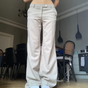 Kostymbyxor  - Beiga kostymbyxor! 80cm innerbenslängd och 78cm midjemått💞