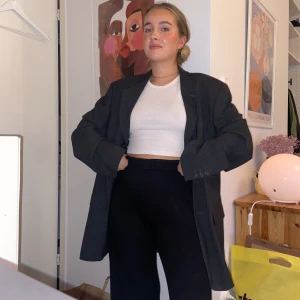 Oversized kavaj  - Gråsvart kavaj i herrstorlek. Älskar färgen och modellen, men kommer ej till användning tyvärr. Kavajen är i toppenskick! Stor storlek men passar XS-L beroende på hur man vill ha den!