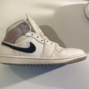Jordan 1 mid Paris  - 100% riktiga Jordans från Restocks. Användna men ändå gott skick. 