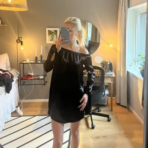 Svart satinklänning - Jättesöt off-shoulder mini klänning i svart. Aldrig använd 💕