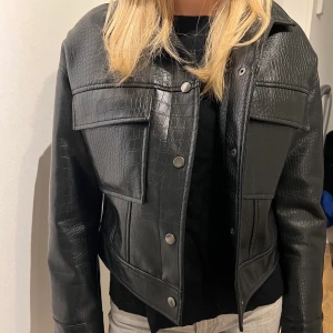Ormmönstrad jacka - As cool jacka ifrån GinaTricot🤍 Ormmönstrad med skinn material, jättefin till våren🌸 Säljer pga att den tyvärr inte kommer till användning🫶🏼