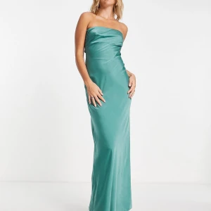 Blågrön långklänning från ASOS - En jättefin långklänning utan armar som passar perfekt till t.ex. bal, och som har en jättefin rygg.Klänningen är aldrig använd, bara provad, med prislapp kvar, då den inte passar mig. Den är double lined runt brösten så det är tyg som täcker. Den är i storlek eu 38 och skulle säga att den är normal i storlek, och den går hela vägen ner på mig som är 175 cm. Den säljs till lite mindre än orginalpriset då den aldrig är använd men priset går att diskutera!! Skriv för fler bilder/frågor!!💕