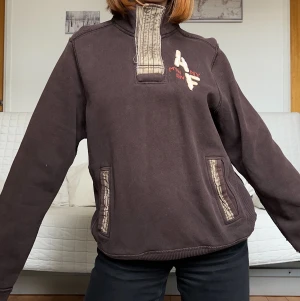 Abercrombie & Fitch Tröja - Säljer denna snygga bruna kofta från Abercrombie and Fitch i storlek L❤️Den är distressed i både krage och muddarna vid händerna som ger en cool look🫶