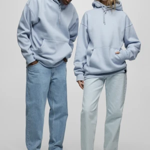 blå hoodie pull & bear - Supernajs hoodie från herravdelningen i storlek M. Lite tjockare i materialet så faller fint på kroppen! Perfekta färgen till vår/sommar💕 ANVÄND KÖP NU FÖR GRATIS FRAKT TILL O MED 18 APRIL