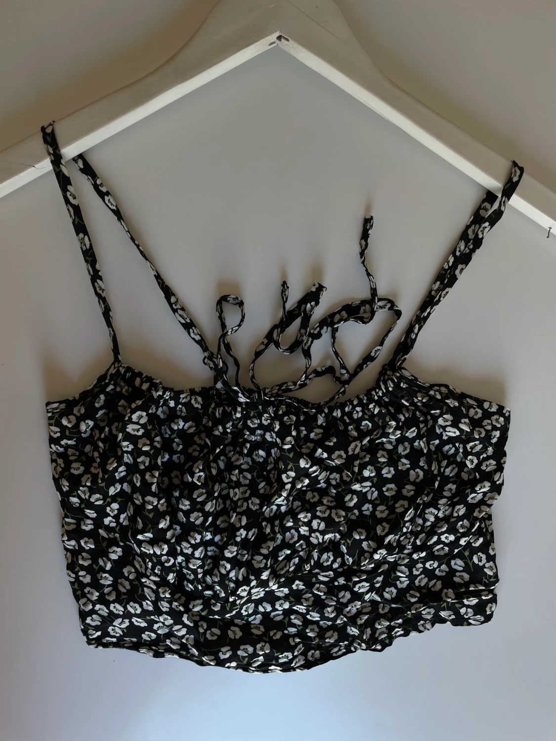 Blommigt svart Linne