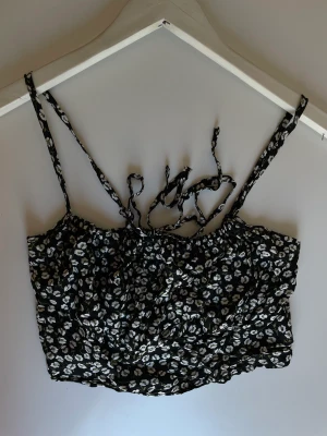 Blommigt svart Linne  - Superfint linne i ”blus material”🤍