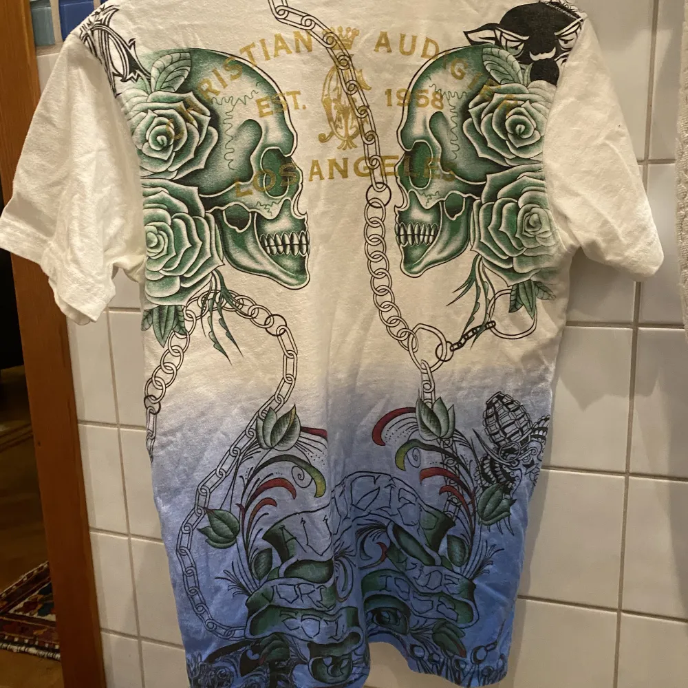 T shirt med tryck ifrån Christian audigier . T-shirts.