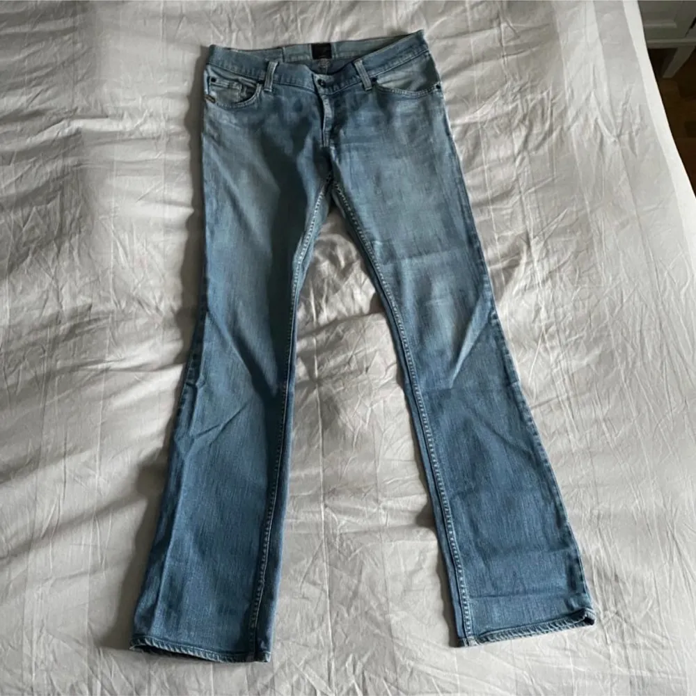 Tiger of Sweden jeans i Strl 29/34🫶🏼innerbenslängd 81, midja ca 85 runt hela. För mig är de lite korta, (174cm & behöver ca 85cm i innerbenslängd) Sista bilden är ej rättvis då de är för tajta på lår/rumpa! ANVÄND KÖP NU FÖR GRATIS FRAKT TILL&MED 18 APRIL. Jeans & Byxor.