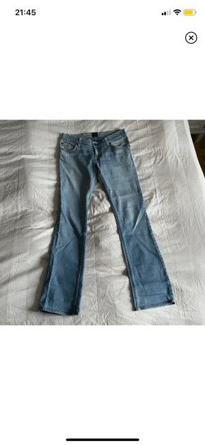 Tiger of Sweden jeans - Tiger of Sweden jeans i Strl 29/34🫶🏼innerbenslängd 81, midja ca 85 runt hela. För mig är de lite korta, (174cm & behöver ca 85cm i innerbenslängd) Sista bilden är ej rättvis då de är för tajta på lår/rumpa! ANVÄND KÖP NU FÖR GRATIS FRAKT TILL&MED 18 APRIL