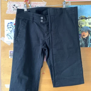 Lågmidjade DIESEL byxor - Skitsnygga lågmidjade dieselbyxor i nyskick! Rak modell. Tunt och superskönt material. Använd gärna köp nu 🫶🏼 (Ytterben: 100cm. Innerben: 79cm. Midja: 37cm)