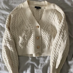 Vit kofta - En krämvit cardigan, som ny