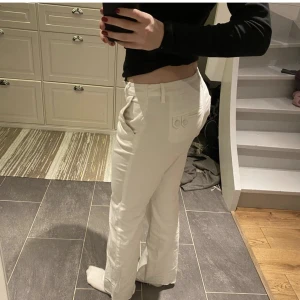 Kostymbyxor  - Snygga lågmidjade kostymbyxor som är förlängda där nere. Om du har fler frågor skriv gärna till mig:))3 FÖR 2 PÅ ALLT I MIN PROFIL!!