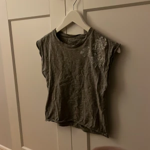 T-shirts - Skit snygg t-shirts från howtokissafrog i storlek xss i super fint skick säljer för 50kr +frukt ❤️❤️