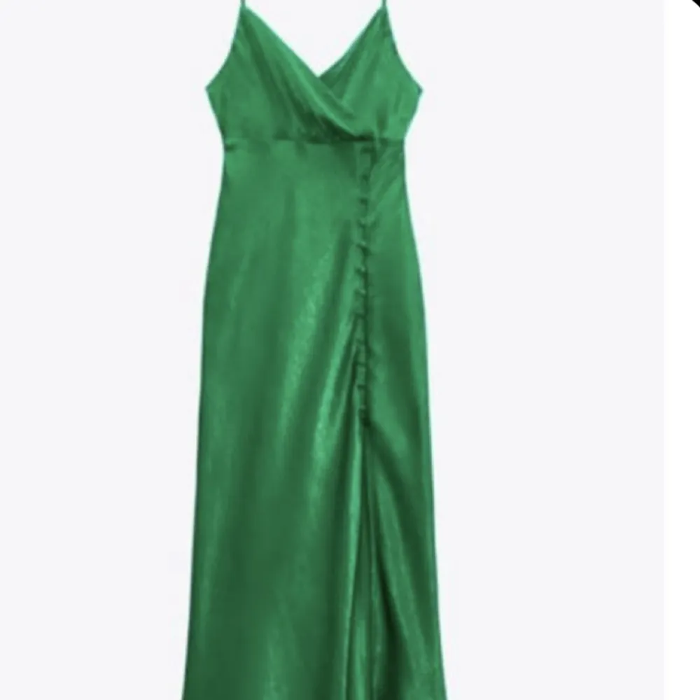 Superfin grön långklänning med slits och fina detaljer från zara. Endast använd en kväll🥰. Klänningar.