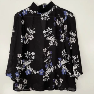 Blus 36 - Fin blus i storlek 36, från GinaTricot. Väldigt fint skick, använd några få gånger. Öppen i ryggen, stängs i nacken med två knappar.🌸✨