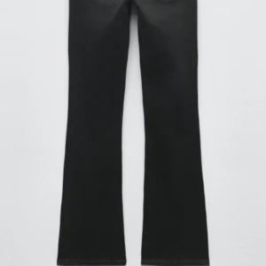 Lowaist bootcut jeans - Jag säljer dessa fina lågmidjade bootcut jeans från zara som tyvärr är för stora för mig💓 kan byta till en mindre stl 💓 ( frakten är inkluderat i priset )💓