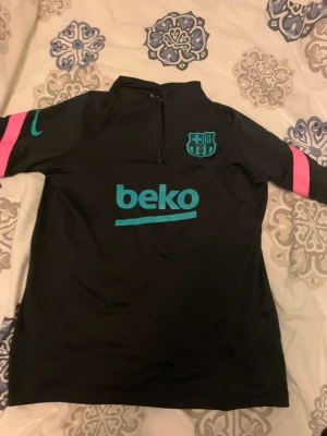 Barcelona tröja 20/21 - Bra kvalite storlek Xl i barnstorlek. Passar även folk som  bär xs.