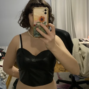 Lädertopp - En svart lädertopp från SHEIN som jag säljer då den tyvärr är för stor på mig :/ Skriv gärna vid intresse!