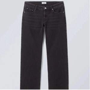 Svarta jeans i modell arrow från weekday i storlek 27/32. Fint skick 🫶🏼