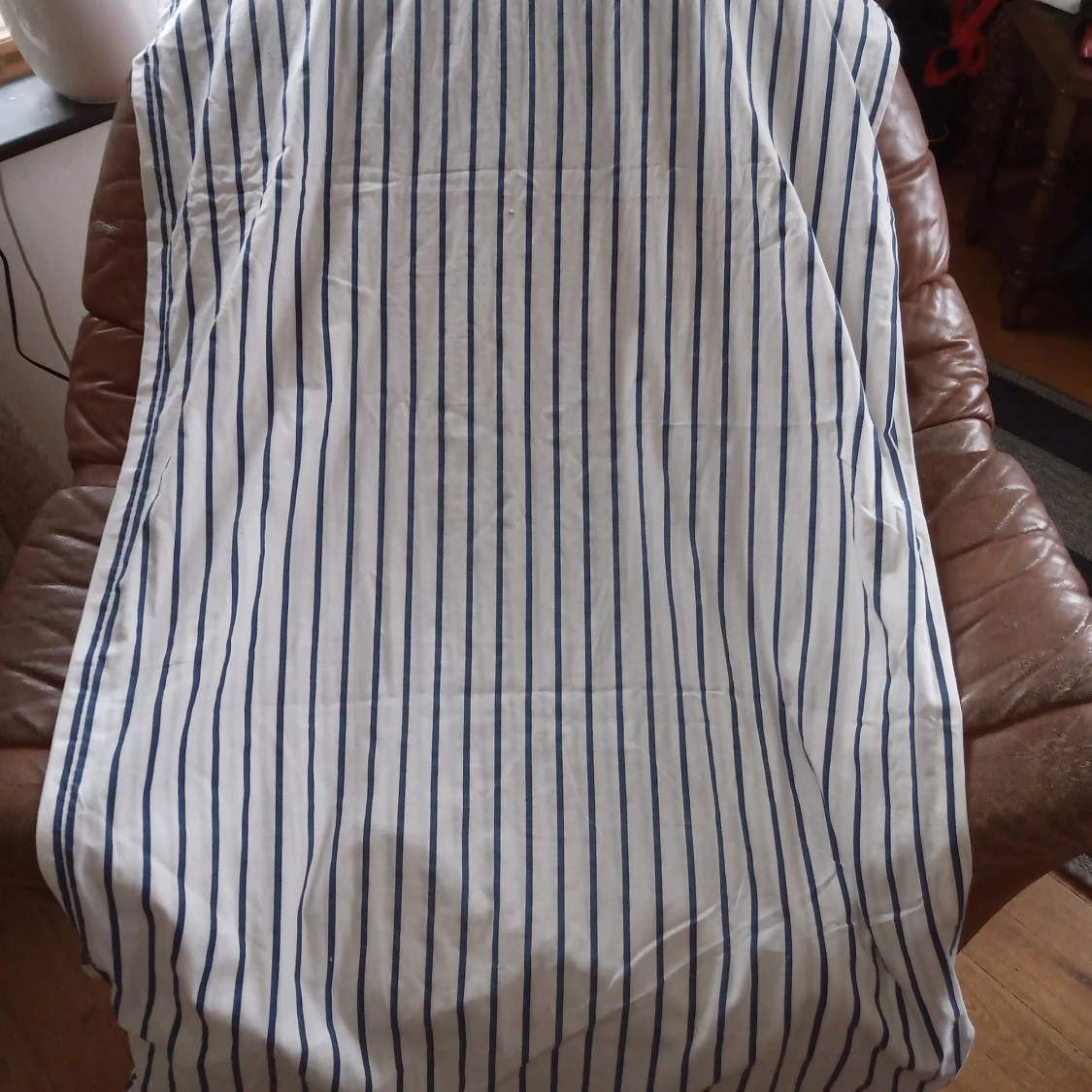 Madrassskydd blårandig för tunn madrass .