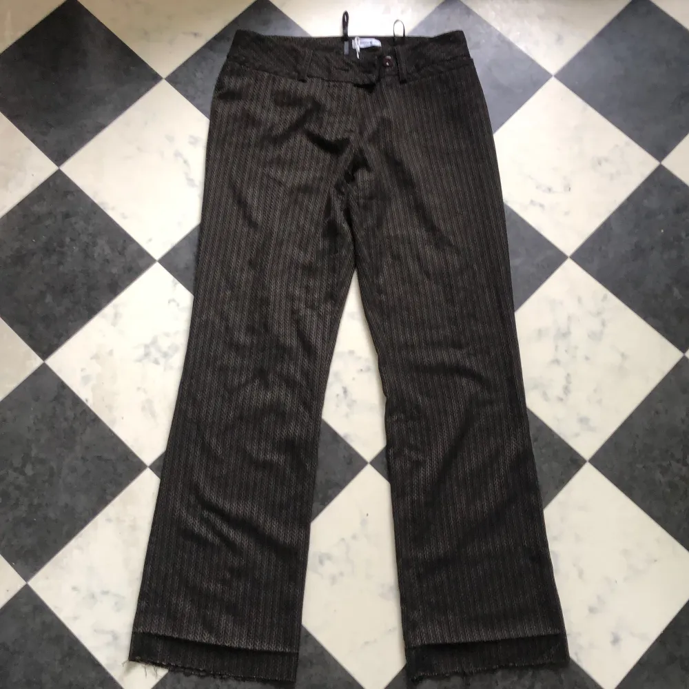 Snygga vintage byxor i bra skick, uppsprättade nere på byxbenen för att få dom längre! . Jeans & Byxor.