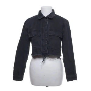 Jeansjacka  - Storlek 38 Sjukt snygg till ett par högmidjade byxor eller ovanför en klänning. 