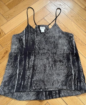 Fint mönstrat linne! - Jättefint mönstrat linne! Satin känsla på tyget!