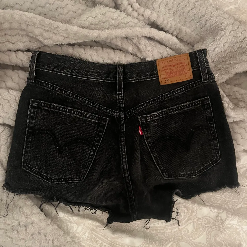 Grå Levis shorts 501, i storlek W26.  170 kr. . Shorts.