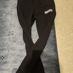 Hoodrich byxor till salu! - Hoodrich byxor till salu! Byxorna är i storlek S dem är helt oanvända då jag inte kunnat få tag på hoodien!