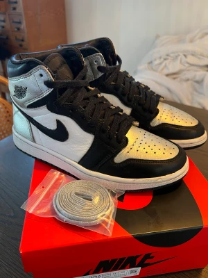 Nike Air Jordan 1 black metallic silver  - Använda men i väldigt fint skick. Köparen står för frakten 79:- 