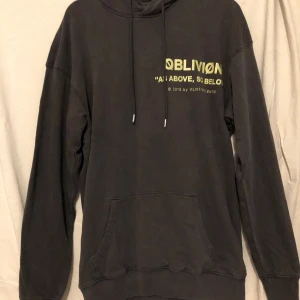 Violent hoodie - Aldrig använd skön tröja passar som S Nypris 499