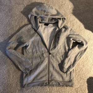 Sail racing - Tjena! Säljer en Sail racing tröja i 8/10 skick. Bara legat i garderoben och inte kommit till användning på ett bra tag. Nypris 1000. 