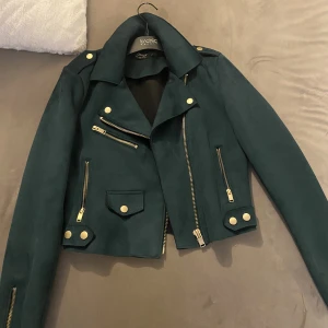 Grön mockajacka - Säljer denna och har enbart testat den 💚säljer för 145+frakt