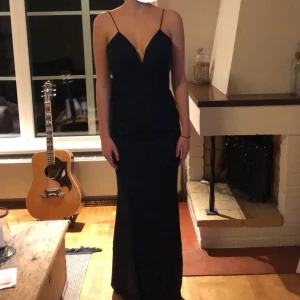 Balklänning marinblå - En balklänning som aldrig är använd pga att den är för liten, alldeles underbar och i nyskick🤩 köpte den för 1500 säljer för 700