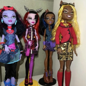4 monster high dolls - 1200 för alla<3 Inget saknas! 