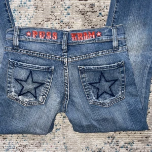 puss & kram jeans - supercoola 70-tals jeans! här har vi äkta vintage asså, slutades tillverkas för över 40 år sedan😳väldigt svåra att få tag på men tyvärr var de för små för mig😫de är lågmidjade och bootcut i storlek 25. (jag har bilder med mått privat för de som vill!!)
