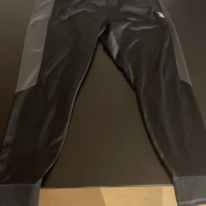 Svarta mjukis/träningsbyxor  - Svarta mjukis/träningsbyxor från better bodies 