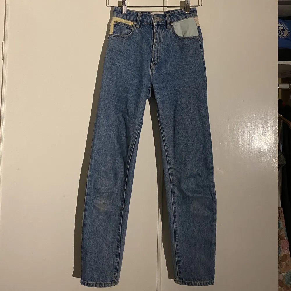 Säljer dessa från Abrand jeans som var väldigt poppis för några år sedan men säljs inte längre. Väldigt ledsen över att dem blivit för små så därför säljer jag dem. De är varsamt använda och i väldigt bra skick👖❤️. Jeans & Byxor.