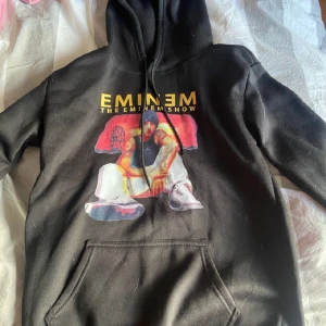 Eminem hoodie  - !lånade bilder från förra ägare! En supersnygg Eminem hoodie köpt på plick, säljer då den är för stor på mig ;(   Den som vann budgivningen svarar inte längre, så vemsomhelst kan köpa den nu :)   Det finns en annons för denna med fri frakt i min profil! 