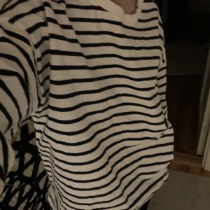 randig tröja  - klicka ej på köp nu !! knappt använd  150kr + frakt (60kr)  skriv till mig vid intresse, betala via swish:)