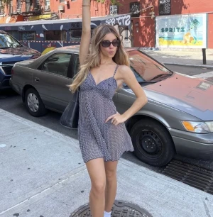 Slip dress/ underklänning  - Slip dress från Betsey Johnson. Storlek M, svart med vita prickar. OBS!! FÖRSTA BILDEN ÄR INTE MIN! ❣️