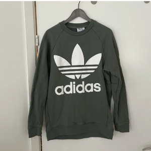 Adidas sweatshirt strl 36 - Snygg lite oversize sweatshirt från Adidas. Köpt på Boozt för 799:- Använd vid några få tillfällen då det inte riktigt är min stil. Bra begagnat skick!🌿