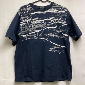 Billabong tshirt - En snygg Billabong tshirt i bra skick, står ingen storlek men skulle säga att den sitter som en liten M.