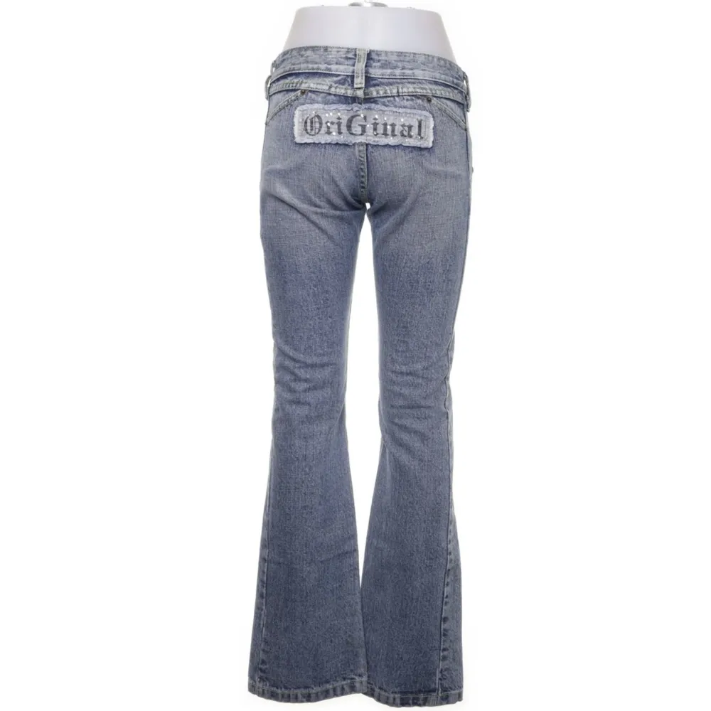 Säljer dessa jeans som är för små för mig❤️ lågmidjade med silver detaljer och andra dekorationer 💕. Jeans & Byxor.